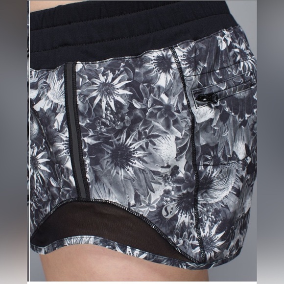 EUC Lululemon Hotty Hot Short- Women’s Size 10 - Picture 2 of 10